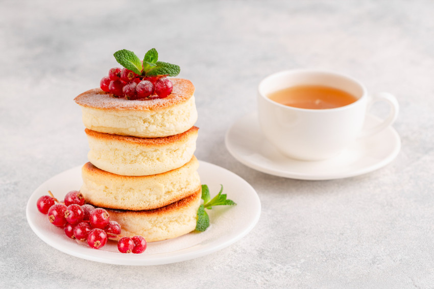 Japanese soft pancakes with berries